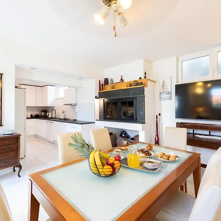 4 Bedroom Cozy In Slatine