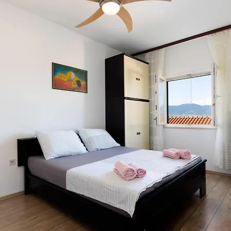 4 Bedroom Cozy In Slatine Nyaraló