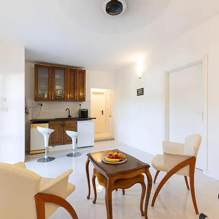 Nyaraló 4 Bedroom Cozy In Slatine