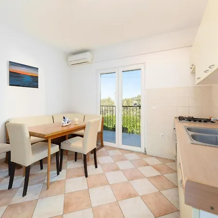 Nyaraló 4 Bedroom Cozy In Slatine Trogir